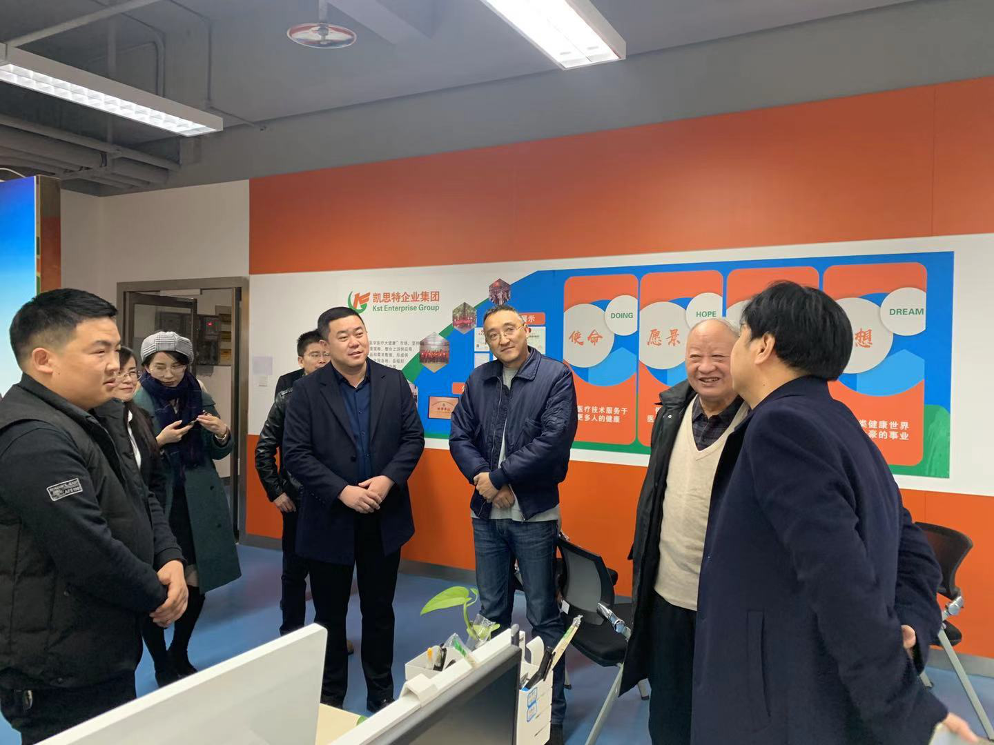 原陜西省衛(wèi)生廳副廳長(zhǎng)、保健學(xué)會(huì)會(huì)長(zhǎng)、一行人蒞臨陜西凱思特集團(tuán)指導(dǎo)！